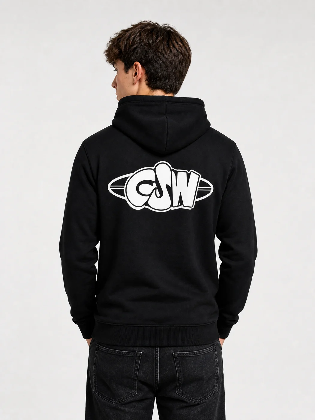 Espalda del buzo canguro CSW negro con el logo grande estampado