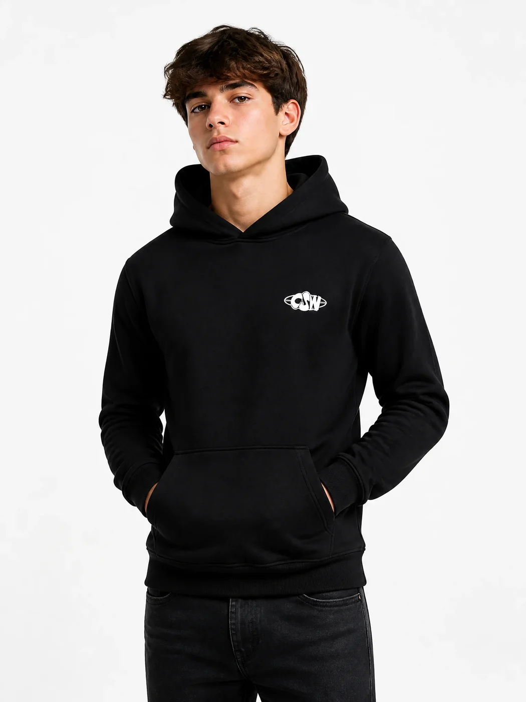 Buzo canguro CSW negro con el logo chico blanco al frente, versión varón