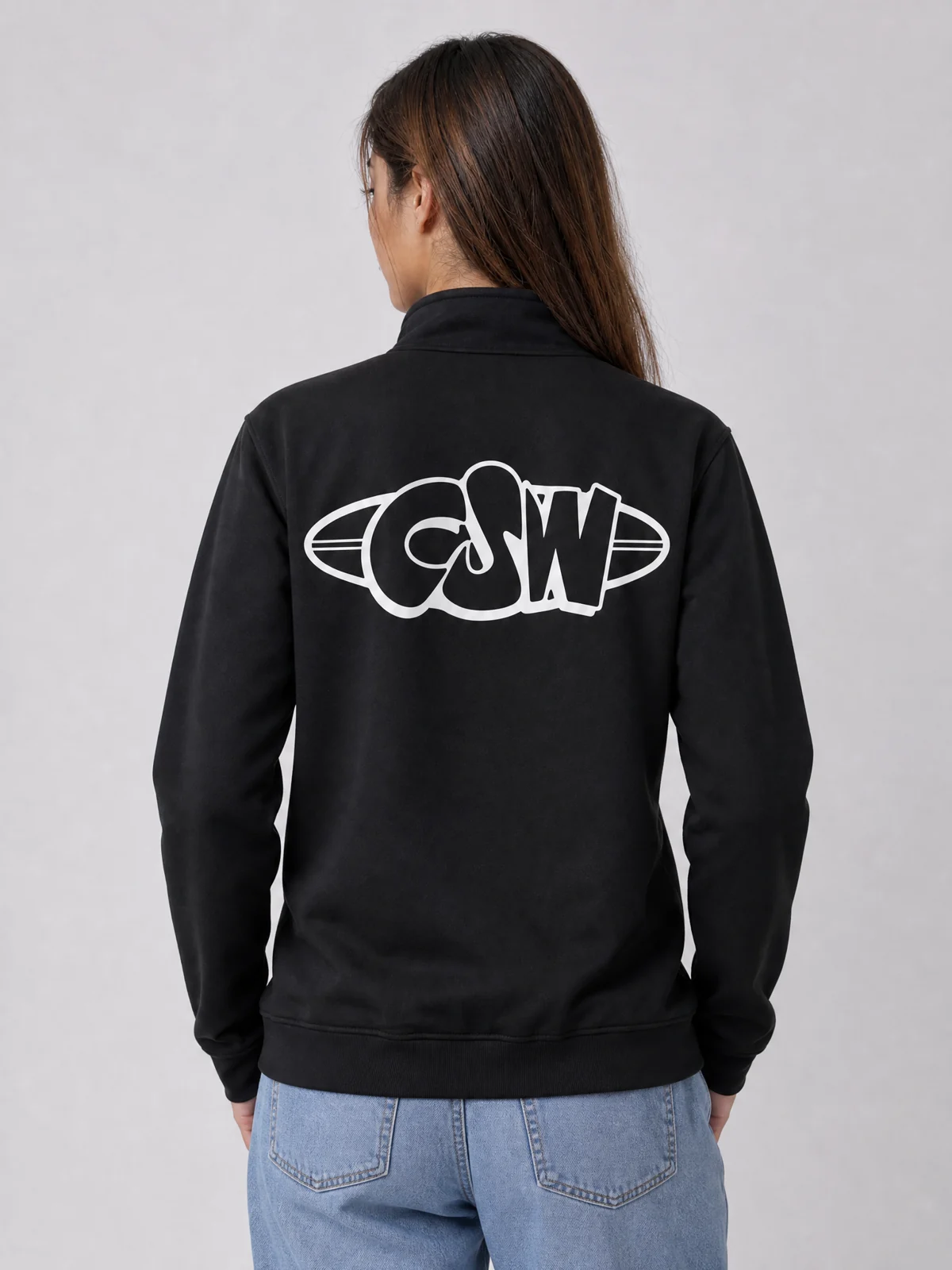 Campera de algodón CSW negra vista de espaldas