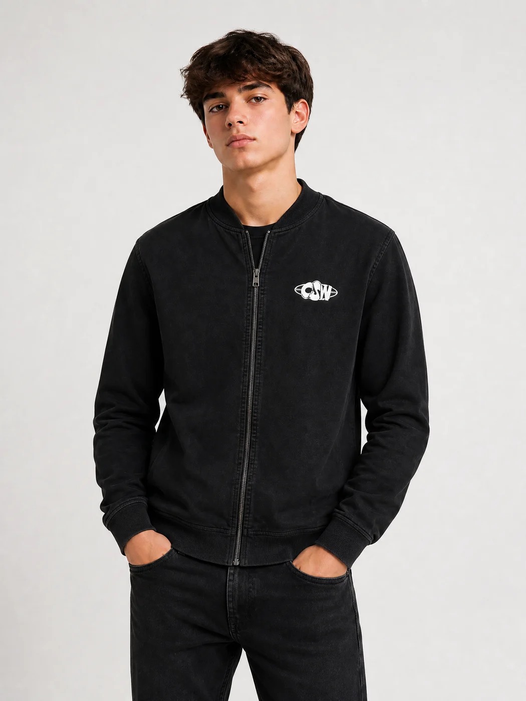Campera de algodón CSW negra con cierre y logo chico al frente, versión varón