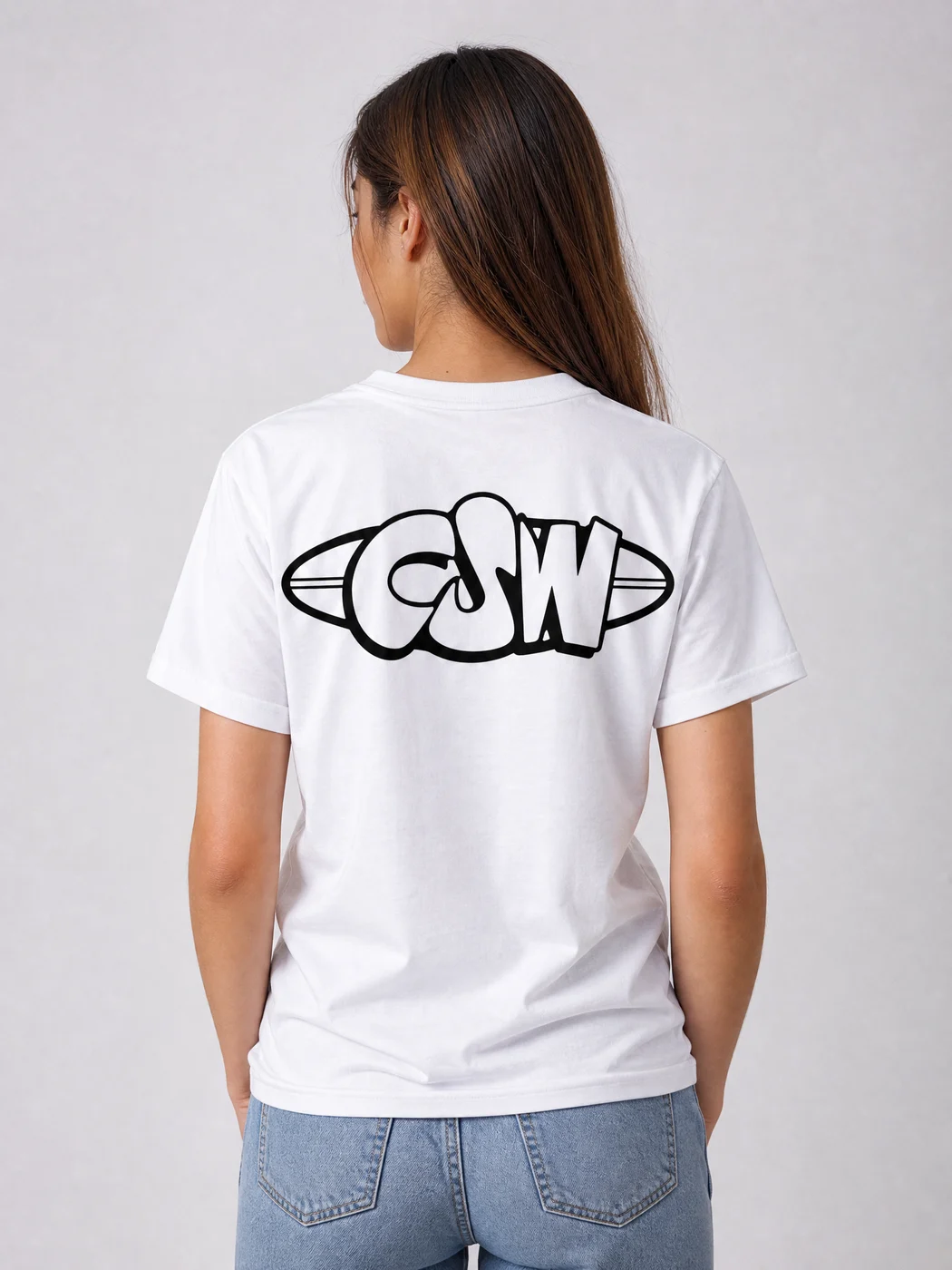 Remera CSW blanca vista de espaldas, con el logo grande estampado