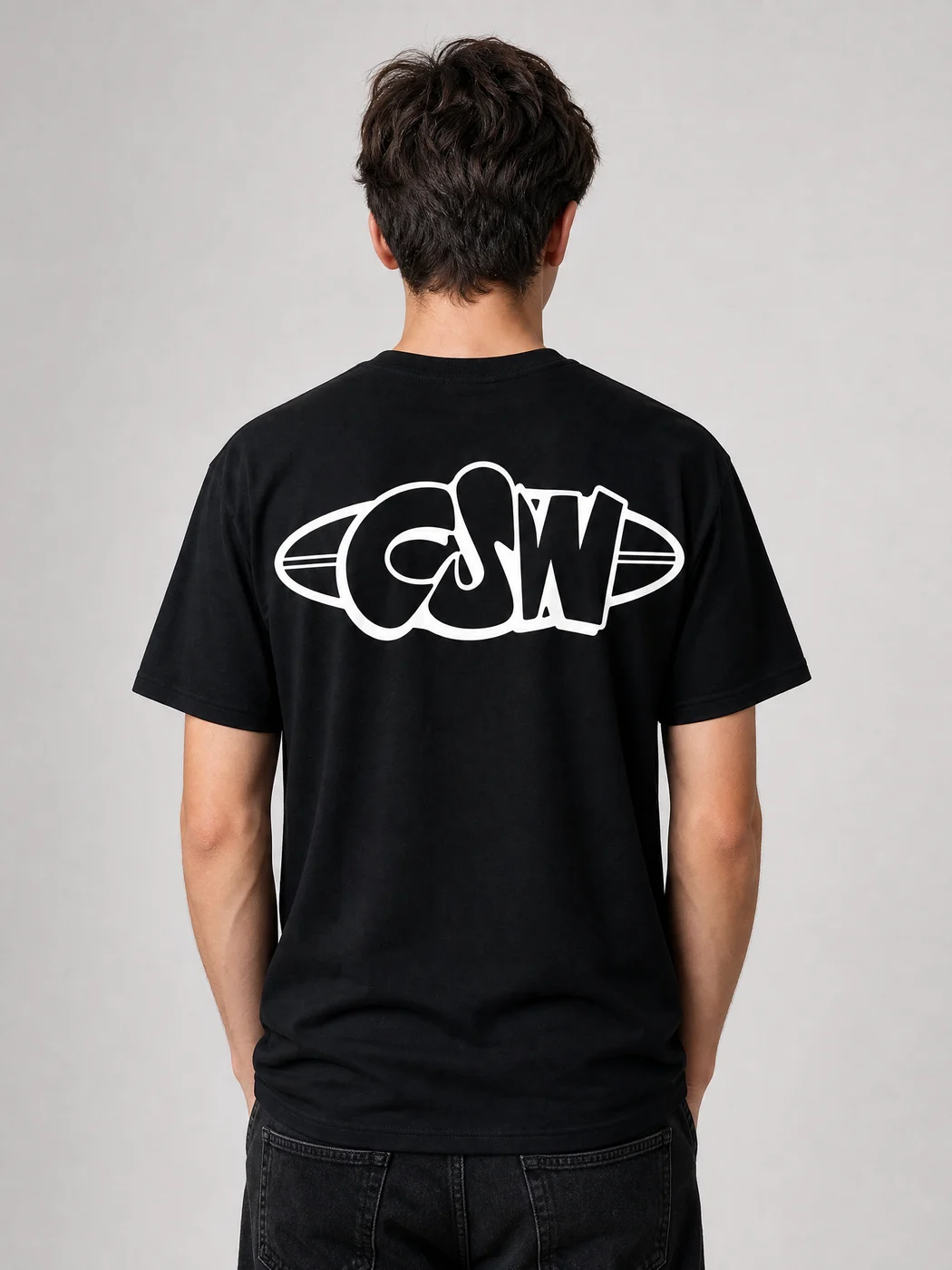 Espalda de la remera CSW manga corta negra con el logo grande estampado