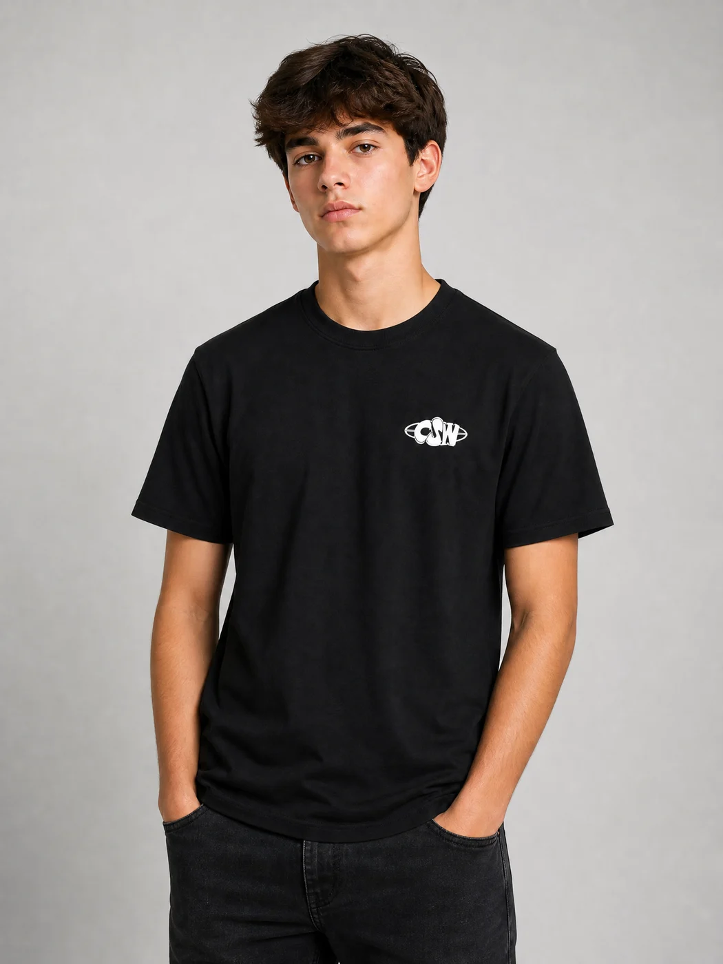 Remera CSW manga corta negra con el logo chico al frente, versión varón