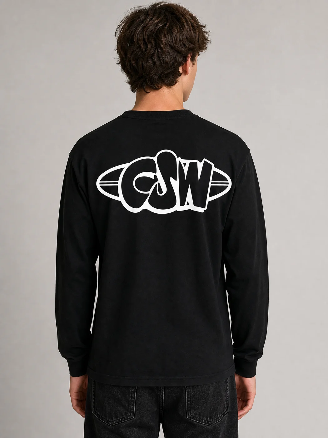 Espalda de la remera CSW manga larga negra con el logo grande estampado