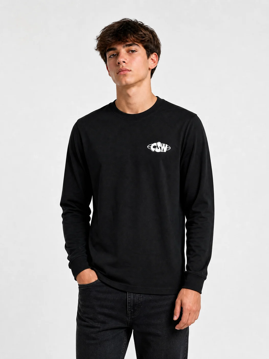 Remera CSW manga larga negra con el logo chico al frente, versión varón